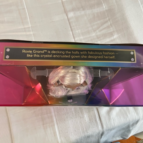 Roxie Grand Rainbow High Holiday Edition Collector Fashion Doll Limited NIB - Picture 5 of 5